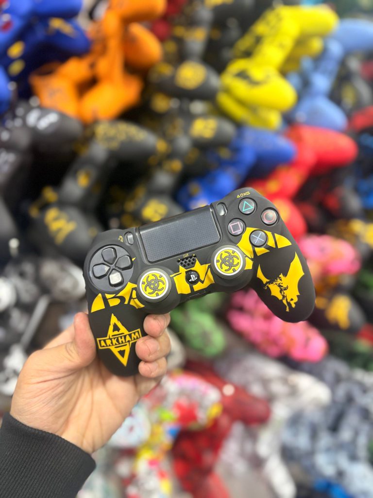 کاور دسته سیلیکونی Ps4 + دو عدد سر آنالوگ برجسته Batman Ak