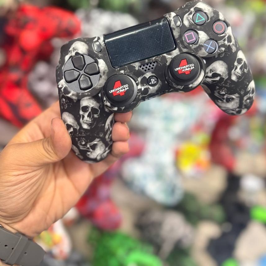کاور دسته سیلیکونی PS4 مدل اسکال بلک با دو عدد سر آنالوگ برجسته