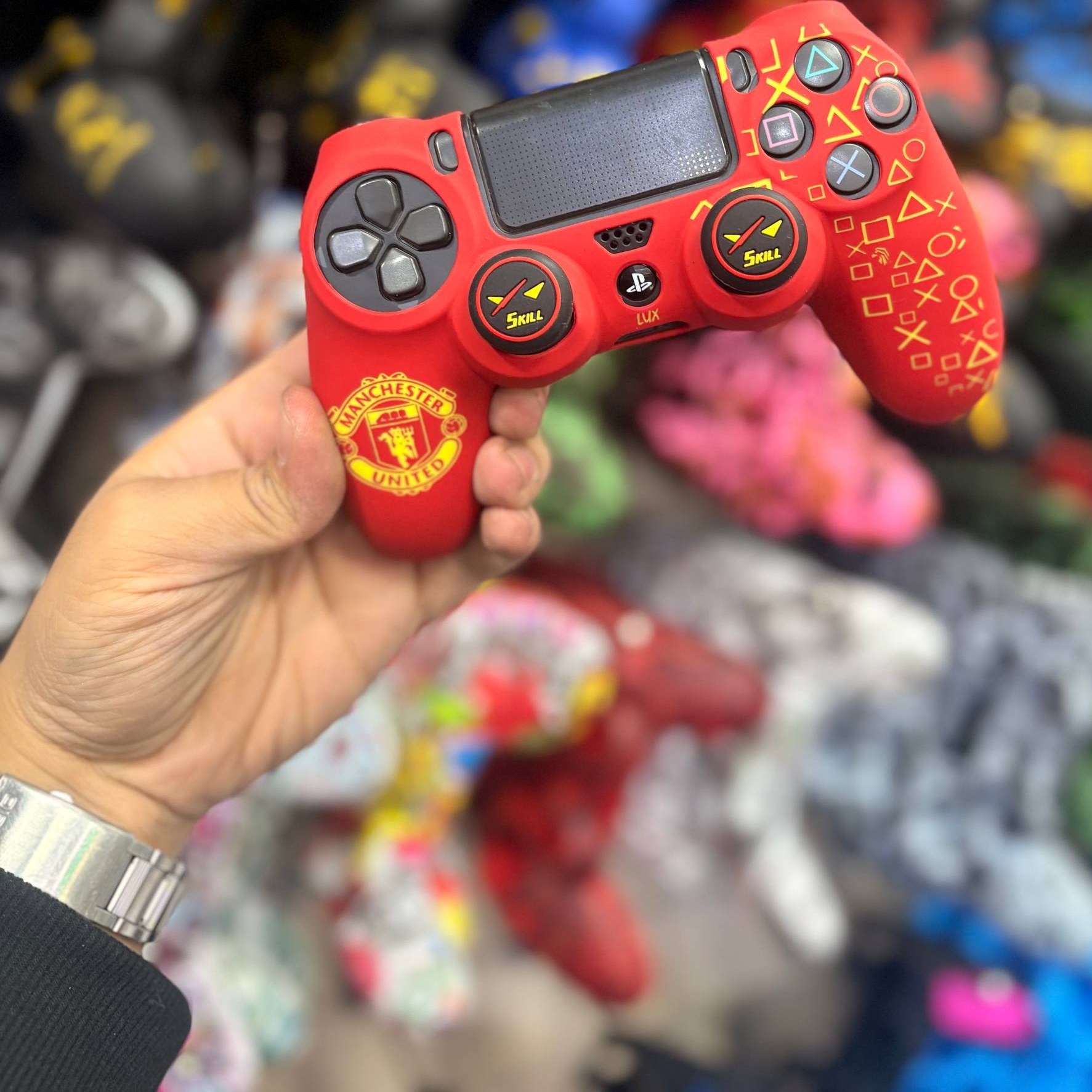 کاور دسته سیلیکونی Ps4 + دو عدد سر آنالوگ برجسته Manchester